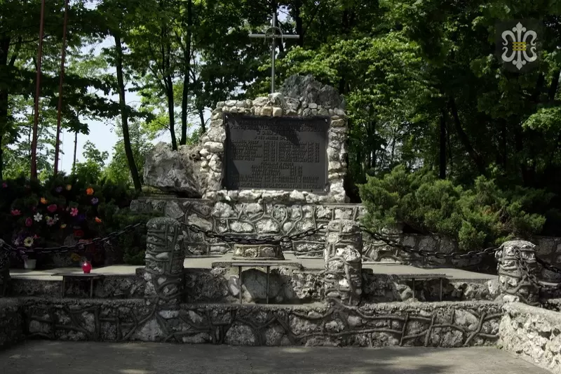 Pomnik ofiar pacyfikacji mieszkańców Ryczowa dokonanej w 1944 roku